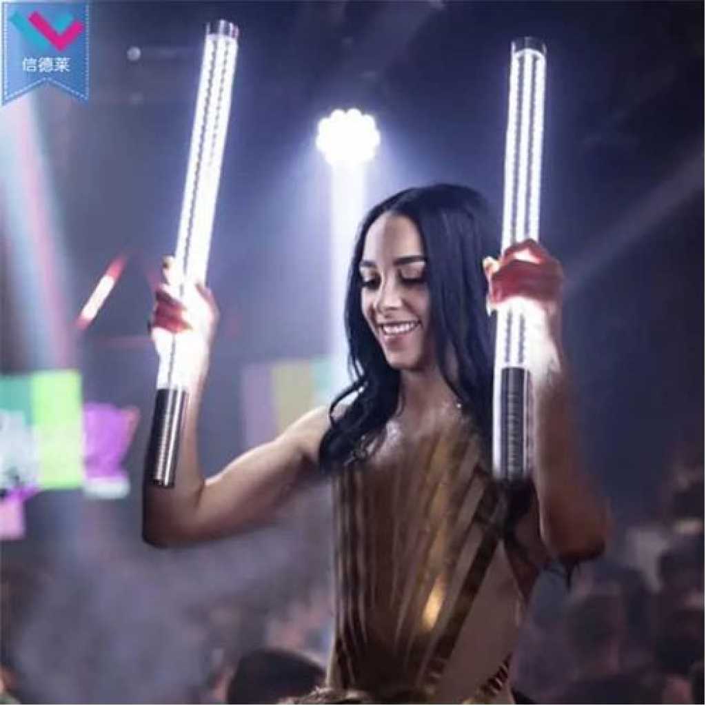 1 Piece Of 60CM Handheld Dance Flashing Sticks Bottle Presenter Light Metal LED Flashing Sparkler Baton Bright Light champagne Baton Stick For Nightclubs Party Bar